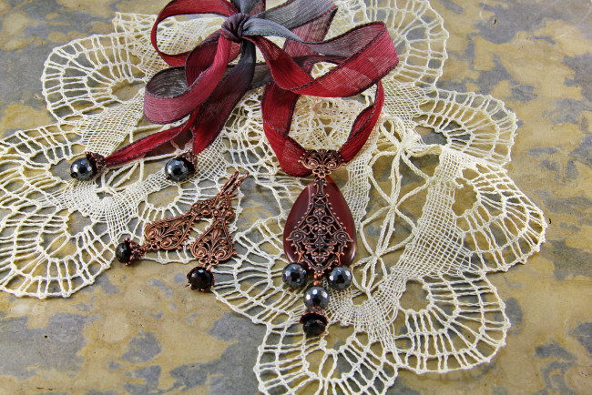 Обои картинки фото разное, украшения,  аксессуары,  веера, ожерелье, бижутерия, украшение, фон