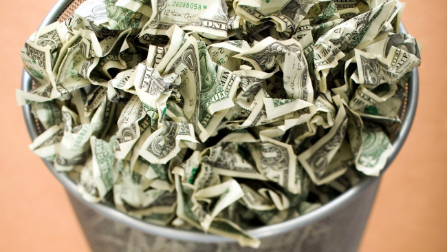 Обои картинки фото разное, золото,  купюры,  монеты, мятые, много, банкноты, доллары, корзинка, мусорная