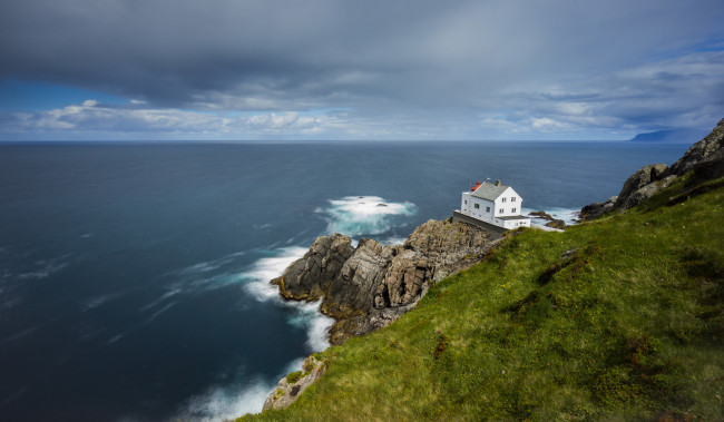 Обои картинки фото природа, побережье, облака, горизонт, трава, маяк, волны, скала, море