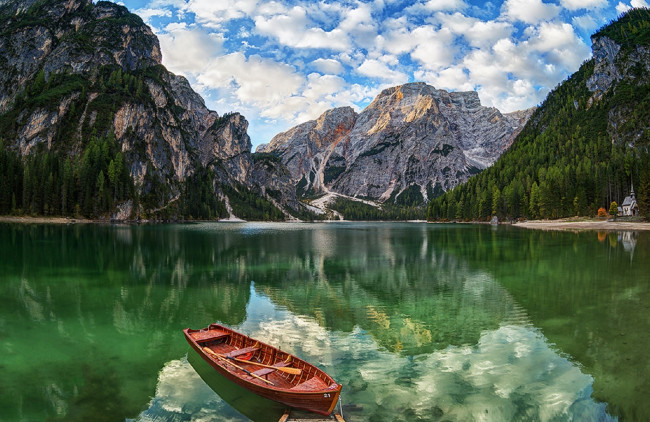 Обои картинки фото корабли, лодки,  шлюпки, отражение, горы, лодка, озеро, браиес, щипкова, елена, доломитовые, альпы