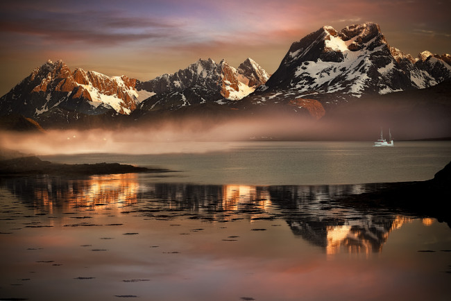 Обои картинки фото корабли, грузовые суда, корабль, лофотенские, острова, фьорд, туман, горы, лодка, дымка, норвегия