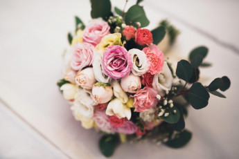 Картинка цветы розы букет разноцветные листья