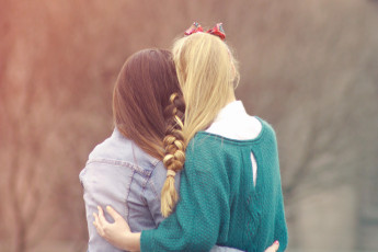 Картинка девушки -unsort+ группа+девушек коса блондинка шатенка свитер бантик подруги