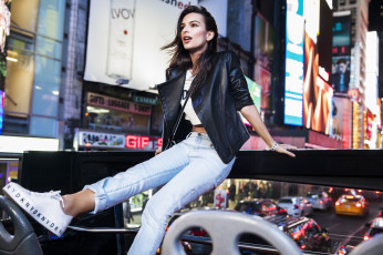 Картинка emily+ratajkowski +dkny+сampaign+ 2018 девушки город куртка dkny campaign emily ratajkowski модель эмили ратаковски реклама