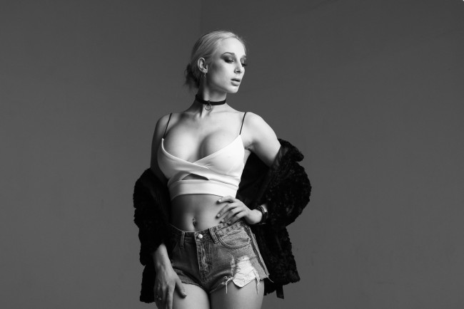 Обои картинки фото девушки, -unsort , Черно-белые обои, девушка, jean, shorts, шорты, monochrome, model, модель, women, evgenia, kari