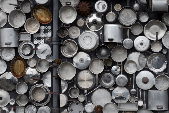 Обои картинки фото разное, посуда,  столовые приборы,  кухонная утварь, фон, висячие, горшки, приборы