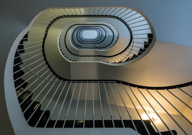 Обои картинки фото интерьер, холлы,  лестницы,  корридоры, ступени, перила, ограждение, лестница