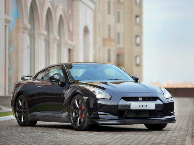 Обои картинки фото автомобили, nissan, datsun, здание, плитка, черный