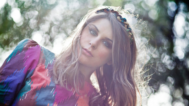 Обои картинки фото девушки, -unsort , блондинки,  светловолосые, блондинка, блики, платье, венок