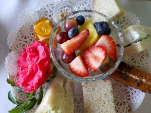 Картинка еда фрукты +ягоды клубника виноград