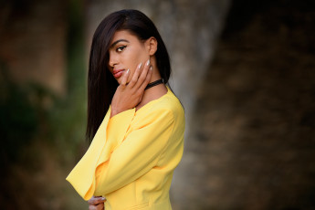 Картинка девушки -+брюнетки +шатенки девушка модель жёлтый флирт брюнетка причёска красотка поза макияж взгляд