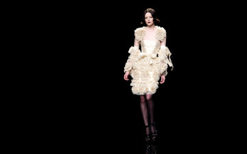 Картинка девушки -+брюнетки +шатенки модель брюнетка платье каблуки подиум