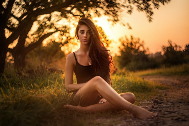 Обои картинки фото юлия карина, девушки, julia carina, юлия, карина, julia, carina, солнце, рассвет, девушка, модель, брюнетка, красотка, взгляд, макияж