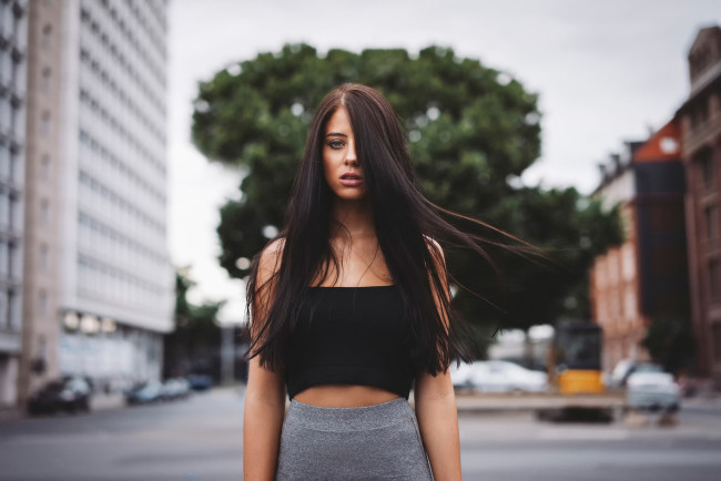 Обои картинки фото юлия карина, девушки, julia carina, юлия, карина, julia, carina, топик, улица, девушка, модель, брюнетка, красотка, взгляд, макияж