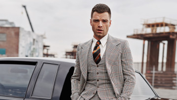 Картинка мужчины sebastian+stan костюм машина