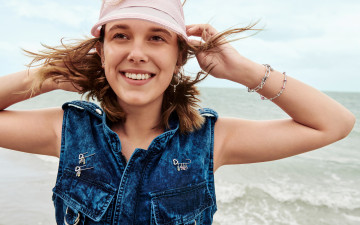 Картинка девушки millie+bobby+brown шатенка шляпа жилет