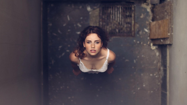 Обои картинки фото девушки, michalina cysarz, шатенка, веснушки, декольте, михалина, цисарц