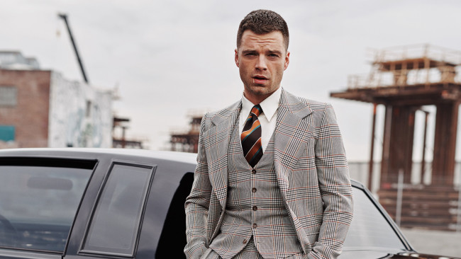 Обои картинки фото мужчины, sebastian stan, костюм, машина