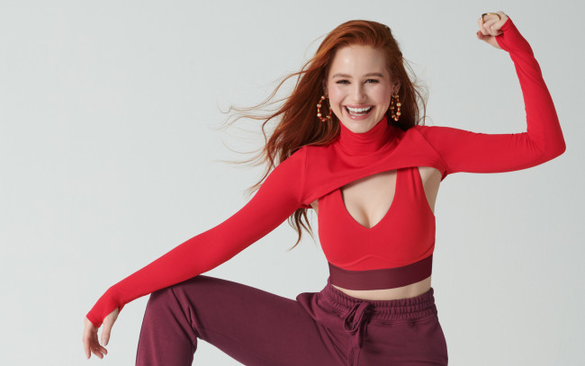 Обои картинки фото девушки, madelaine petsch, рыжая, топ, штаны