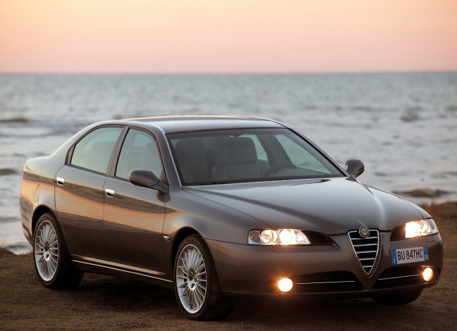 Обои картинки фото автомобили, alfa romeo, коричневый, берег, море