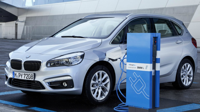 Обои картинки фото bmw 225 xe active tourer 2016, автомобили, bmw, белый, заправка