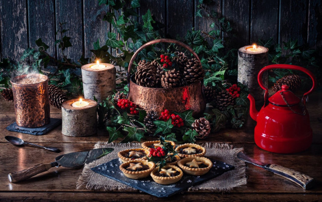 Обои картинки фото еда, натюрморт, свечи, шишки, ягоды, чайник, пирожные