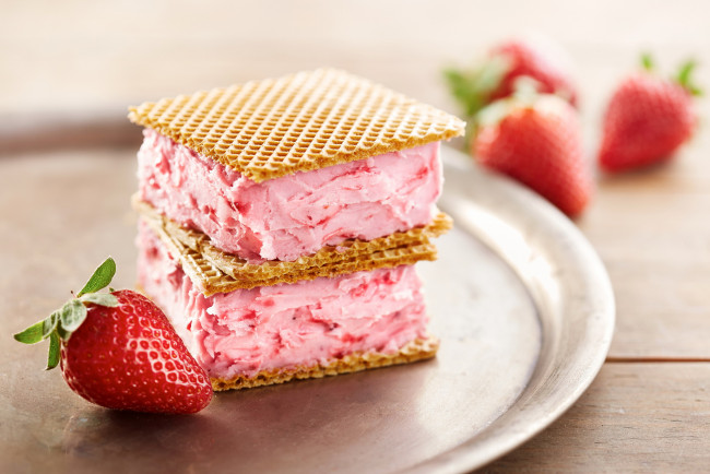 Обои картинки фото еда, мороженое,  десерты, лакомство, клубничное, вафли, клубника