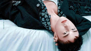 Картинка мужчины wang+yi+bo актер пиджак брошь рубашка постель