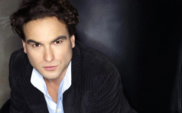 Картинка мужчины johnny+galecki актер лицо пиджак