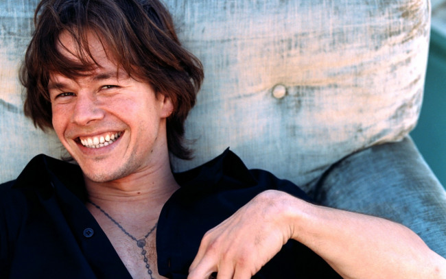 Обои картинки фото мужчины, mark wahlberg, актер, лицо, рубашка, кресло