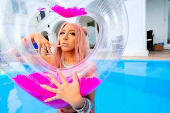 Картинка девушки nonsummerjack купальник украшения особняк бассейн круги