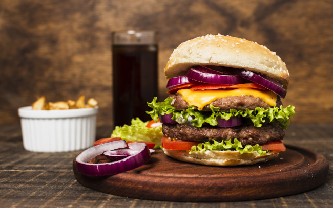 Обои картинки фото еда, бутерброды,  гамбургеры,  канапе, булочка, котлета, лук, гамбургер, салат