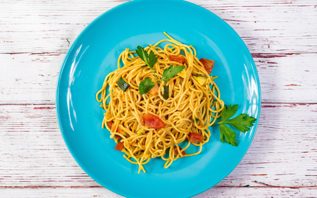 Обои картинки фото еда, макароны,  макаронные блюда, спагетти, паста, петрушка