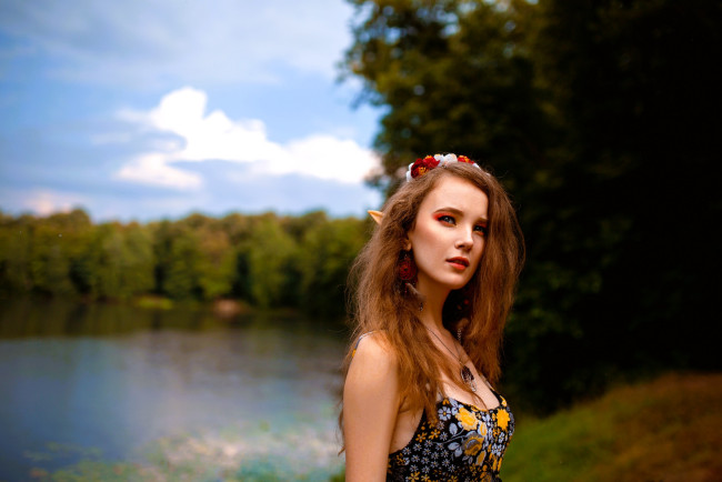 Обои картинки фото девушки, ксана станкевич, косплей, образ, эльфийка, ушки, украшения, лес, озеро