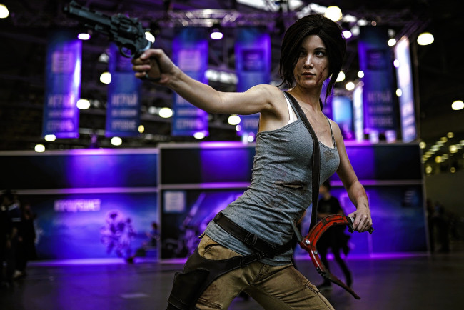 Обои картинки фото девушки, ксана станкевич, образ, косплей, наряд, оружие, лара, крофт