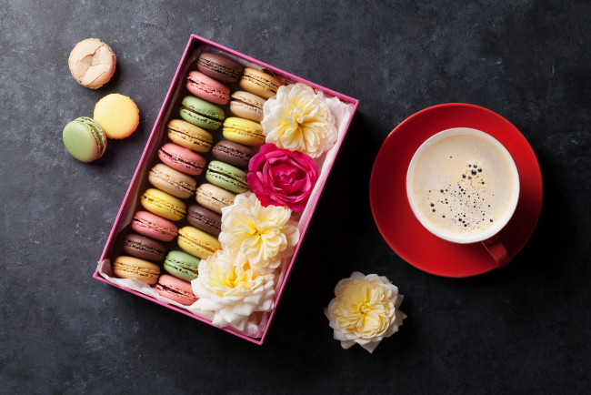 Обои картинки фото еда, макаруны, лакомство, ассорти, розы, кофе