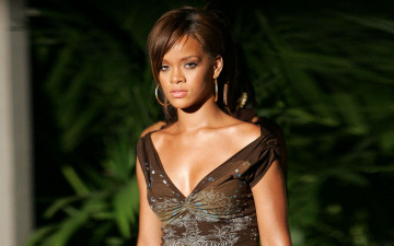 Картинка музыка rihanna декольте