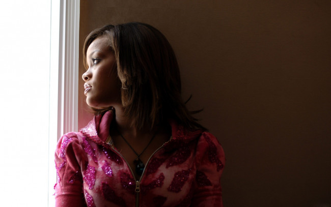 Обои картинки фото музыка, rihanna, взгляд