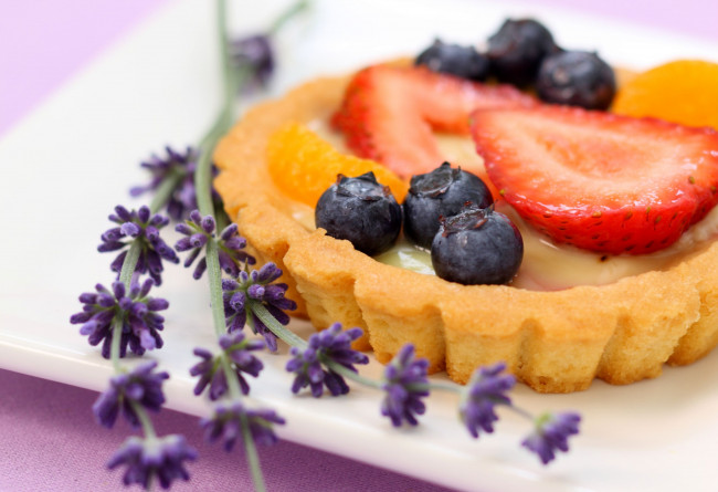 Обои картинки фото еда, пирожные, кексы, печенье, лаванда, тарталетка, голубика, клубника