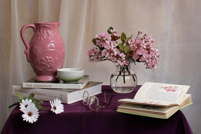 Обои картинки фото цветы, разные, вместе, кувшин, книги, очки, ветки, диморфотеки