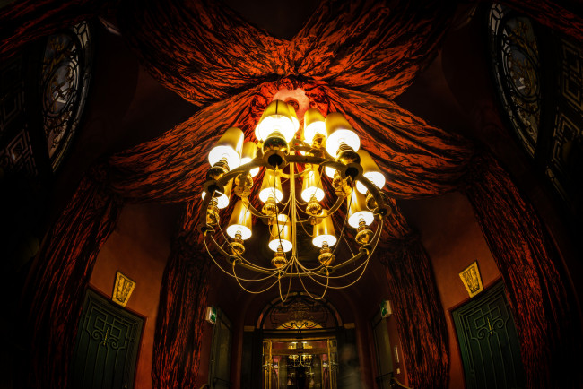 Обои картинки фото разное, осветительные, приборы, банк, люстра