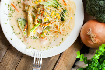 Картинка еда рыбные+блюда +с+морепродуктами первое блюдо зелень лапша морепродукты суп