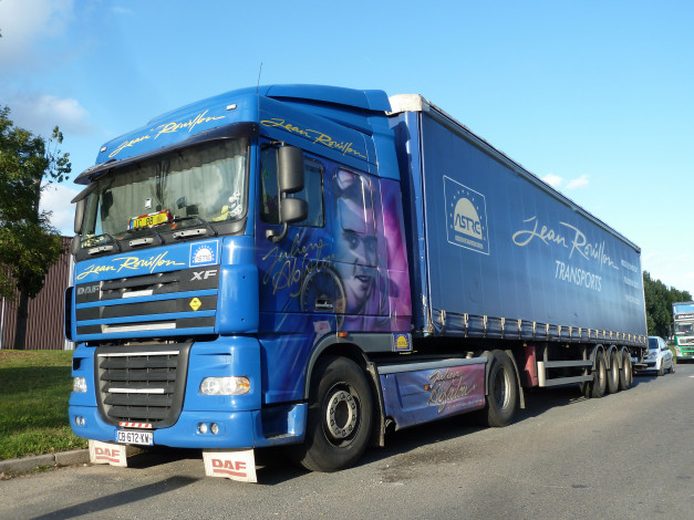 Обои картинки фото daf, автомобили, daf , выставка, улица, контейнеровоз, грузовик, тягач