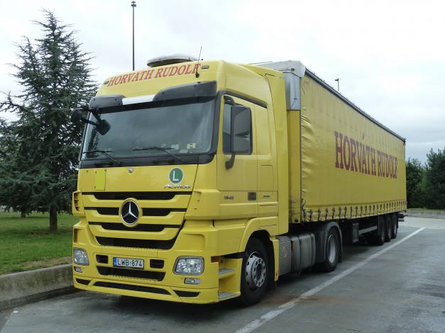 Обои картинки фото mercedes, автомобили, mercedes trucks, daimler, ag, подразделение, легковые, грузовики, автобусы, двигатели, mercedes-benz, германия