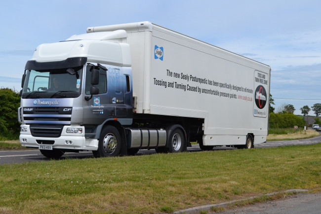 Обои картинки фото daf, автомобили, daf , выставка, улица, грузовик, тягач, контейнеровоз