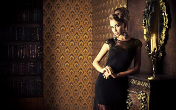 Картинка девушки -unsort+ блондинки девушка леди платье черное макияж взгляд прическа поза комната