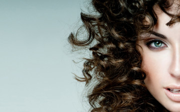 Картинка девушки -unsort+ лица +портреты лицо красивая девушка фон кудри волосы зеленые глаза