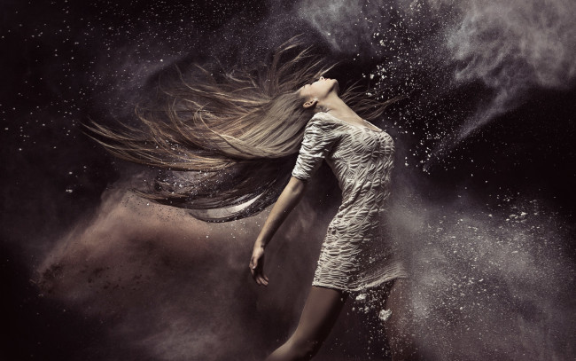 Обои картинки фото девушки, -unsort , креатив, девушка, модель, длинные, волосы, платье, поза