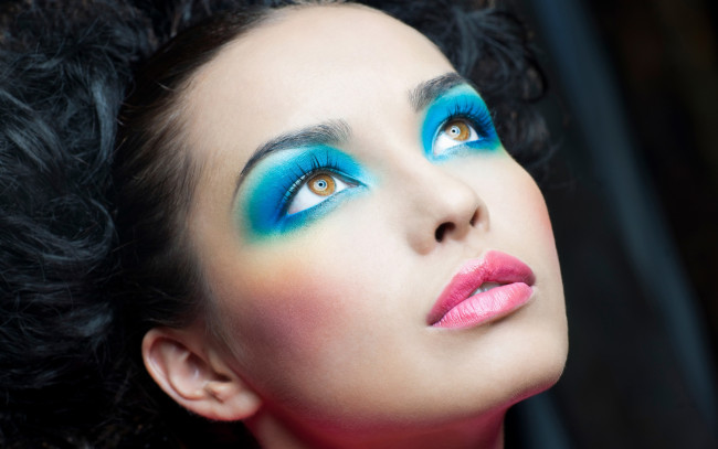 Обои картинки фото девушки, -unsort , лица,  портреты, модель, девушка, взгляд, тени, ресницы, волосы