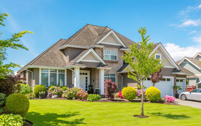 Обои картинки фото города, - здания,  дома, дом, особняк, газон, клумбы, цветы, трава, зелень, деревья, дизайн